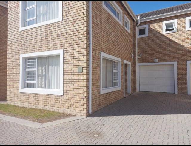 3 BEDROOM TOWNHOUSE RENTED IN BLUEWATER BAY